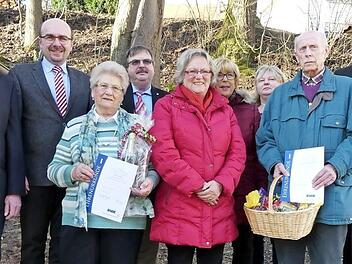 Ehrungen beim VdK Harsdorf (von links): Vorsitzender Alfred Baumgärtner, Harsdorfs Zweiter Bürgermeister Manfred Zapf, Gisela Friede, Trebgasts Zweiter Bürgermeister Albert Kolb, die Betreuerinnen Gunda Ludwig, Karin Gräbner und Monika Kuhmann, Berthold Partenfelder und stellvertretender Kreisvorsitzender Marc Benker Foto: Dieter Hübner