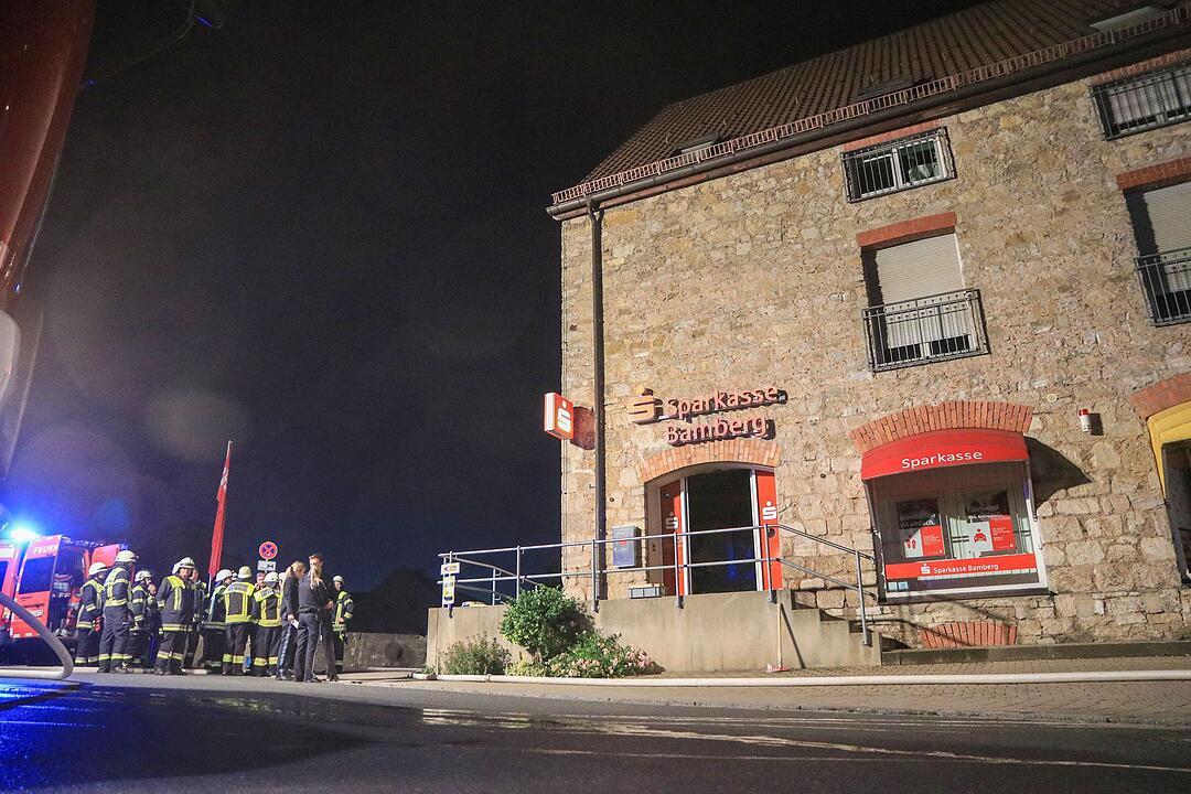Schlüsselfeld: Zwei maskierte Täter sprengen Geldautomaten