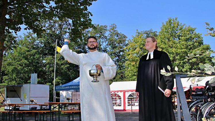 Pfarrerin  Sonja von Aschen und Günter Steurer, Gottesdienstbeauftragter der katholischen Kirchengemeinde Kaltenbrunn, weihten das neue Spielfeld ein und stellten es unter den Segen Gottes.Helmut Will