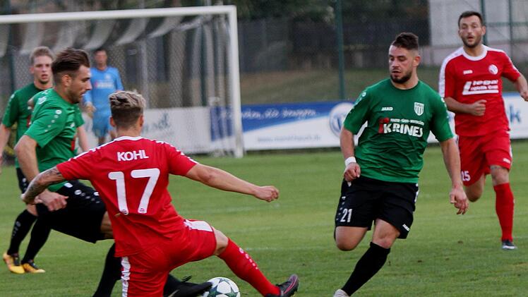 Shaban Rugovaj (links) will für Kevin Steinmann vorlegen, aber Christian Kohl bringt sein Bein dazwischen.  Foto: Günther Geiling