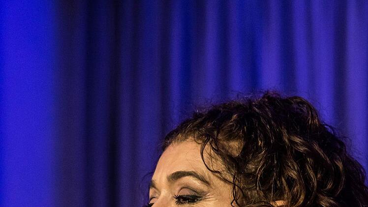 Impressionen vom Coburg-Gastspiel von der in Berlin lebenden argentinischen Sängerin Lily Dahab und ihrer Band bei "Leise am Markt."Foto: Jochen Berger