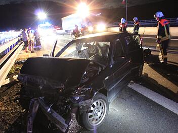 Am sp&auml;ten Freitagabend eilte die Bad Br&uuml;ckenauer Feuerwehr zu einem Unfall, der auf der Sinntalbr&uuml;cke bei Riedenberg passiert war. Foto: Sebastian Gerr