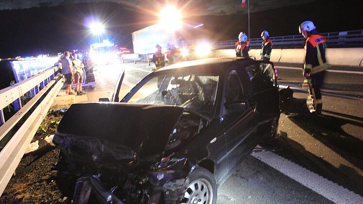 Am sp&auml;ten Freitagabend eilte die Bad Br&uuml;ckenauer Feuerwehr zu einem Unfall, der auf der Sinntalbr&uuml;cke bei Riedenberg passiert war. Foto: Sebastian Gerr