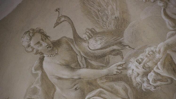 So sind die Pfauenaugen entstanden: Königstochter Jo nimmt vom Götterboten Hermes den Kopf des hundertäugigen Riesen Argos entgegen - und verteilt die Augen auf ihrem bis dato einfarbigen Pfau.
