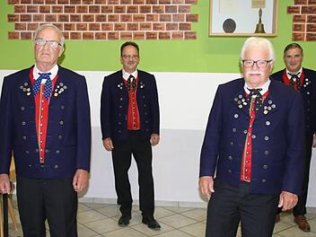 Der Männergesangverein ehrte (von links)  Rudi Bau für 50 Jahre aktives Singen - daneben der wiedergewählte Vorsitzende Wolfgang Hefner - Wilfried Schricker für 50 Jahre und Gerhard Sauerwein für 25 Jahre Hilmar Ruppert