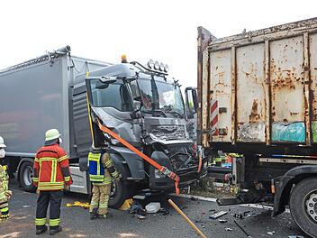Ein Lkw-Fahrer fuhr frontal in das Heck eines M&uuml;llwagens.