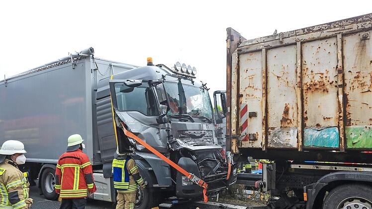 Ein Lkw-Fahrer fuhr frontal in das Heck eines M&uuml;llwagens.