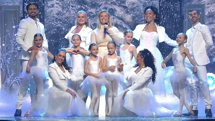 Beatrice Egli freut sich auf Weihnachten, weil sie unter "vielen Christbäumen" liegt - und zwar als Geschenk in Form einer Eintrittskarte für ihre Konzerte im kommenden Jahr.