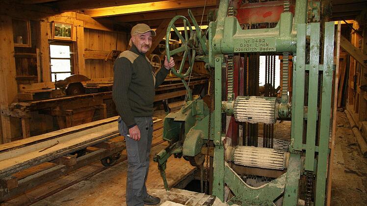 Ethelbert Kremer setzt am Samstag beim Schneidmühlen-Fest das Industriedenkmal wieder in Gang. Am Tag kann er bis zu zehn Festmeter Holz verarbeiten - bei den Schauvorführungen sind es natürlich etwas weniger. Foto: Sonja Adam