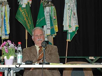 Einsam war es bereits auf der Hauptversammlung in Breitungen um Präsident Ewald Klüber. Damals hielt er noch an seinem Amt fest, jetzt hat er nach erneuten Angriffen seinen Rücktritt erklärt. Foto: Kritzer/Archiv