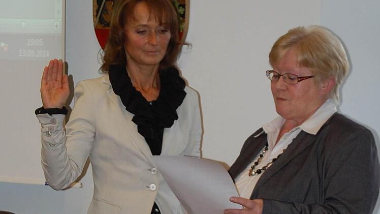 Ingrid Kohles (Freie Wähler Vereinigung) vereidigte die neue Bürgermeisterin Christine Frieß (CSU). Foto: Andreas Welz