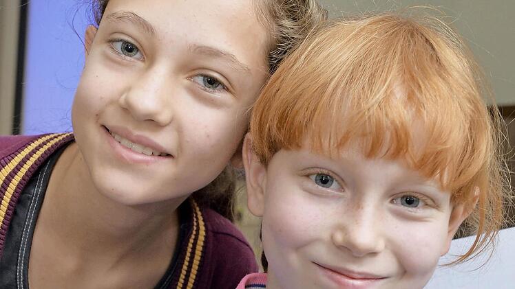 Shannon und Fiona aus Zapfendorf Fiona (9, rechts): "Wir haben heute viel erklärt bekommen und ich habe viel aufgeschrieben, weil wir viele interessante Dinge gehört haben."Shannon (12): "Ich fand's cool. Besonders hat mir das Arbeitsblatt gefallen, das wir zusammen ausgefüllt haben." Foto: Ronald Rinklef