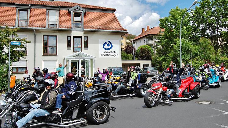 Elf Trikes, ein Quad und ein Motorrad starteten mit Bewohnern und Betreuern des Lebenshilfe-Wohnheims in Bad Kissingen zu einem Ausflug in die Rhön. Foto: Sigismund von Dobschütz