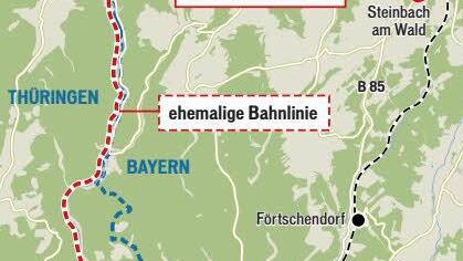 Die gestrichelte Linie zeigt die ehemalige Bahnstrecke Pressig-Tettau, die nach 1945 mehrmals durch Thüringen führte.