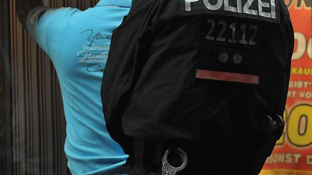 Im Zusammenhang mit dem Gewaltdelikt an einem 57-j&auml;hrigen Obdachlosen in der F&uuml;rther S&uuml;dstadt im M&auml;rz 2016 ist die Kriminalpolizei erneut einen wichtigen Schritt weitergekommen. Ermittlern gelang die Verhaftung des zweiten Tatverd&auml;chtigen. Symbolbild: dpa