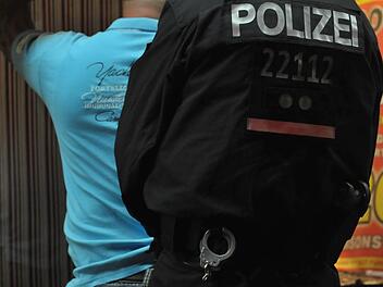 Im Zusammenhang mit dem Gewaltdelikt an einem 57-jährigen Obdachlosen in der Fürther Südstadt im März 2016 ist die Kriminalpolizei erneut einen wichtigen Schritt weitergekommen. Ermittlern gelang die Verhaftung des zweiten Tatverdächtigen. Symbolbild: dpa