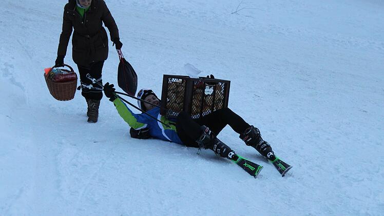 Auch einen versierten Ski-Übungsleiter legt es mal flach. Vielleicht lag es daran, dass er statt Stöcken einen Brötchenkorb in Händen hielt? Foto: Markus Häggberg