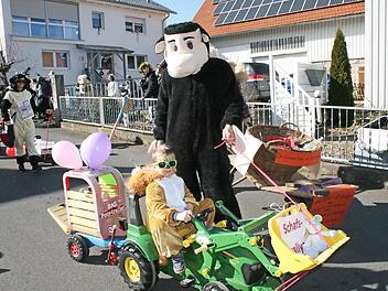 Mit dem Spielzeug-Frontlader ging es zur Schafsrallye.  Foto: Gabriele Sell