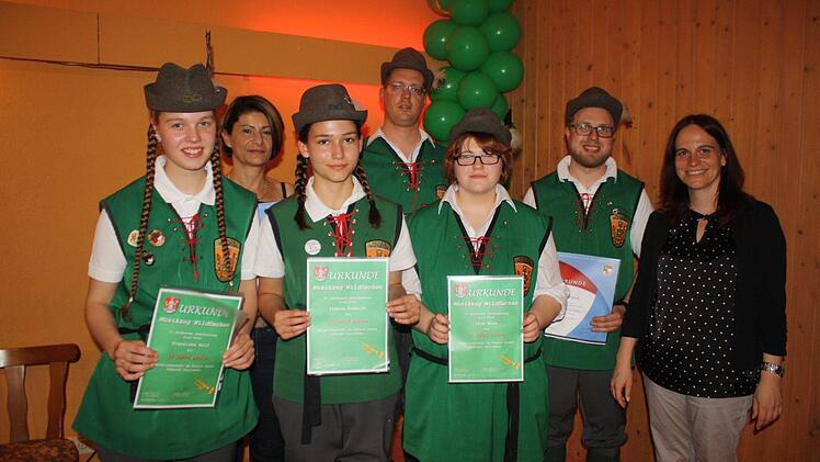 Geehrte Aktive mit Birgit Döhler: Vorne: Franziska Wolf, Franca Schmitt, Lisa Wich, Hinten: Manuela Benkert, David Baer, Steffen Fröhlich, Birgit Döhler (Kreisvorsitzende im NBMB). Foto: Anke Gundelach