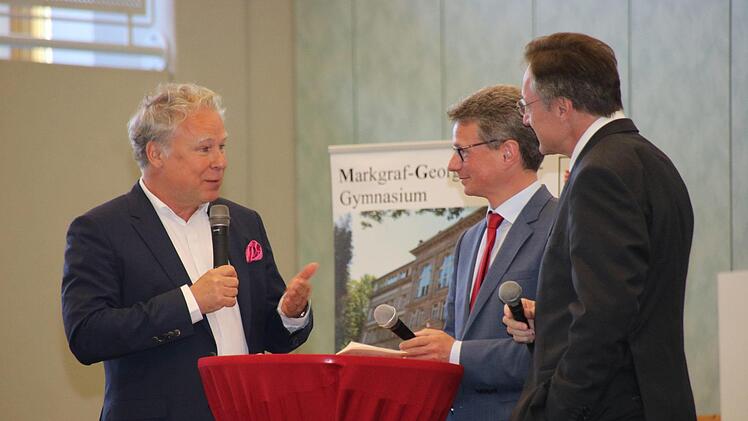 Peter Fraas interviewt Kultusminister Bernd Sibler (Mitte) und den Ministerialbeauftragten für die Gymnasien in Oberfranken, Harald Vorleuter (rechts). Foto: Stephan Tiroch