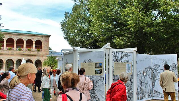 Der Infopoint im Kurgarten wird sofort umlagert. Foto: Werner Vogel