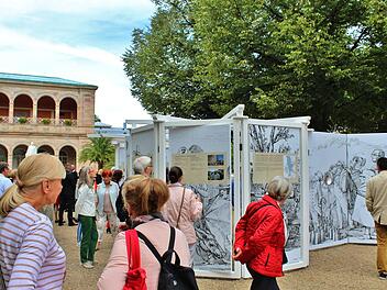 Der Infopoint im Kurgarten wird sofort umlagert. Foto: Werner Vogel