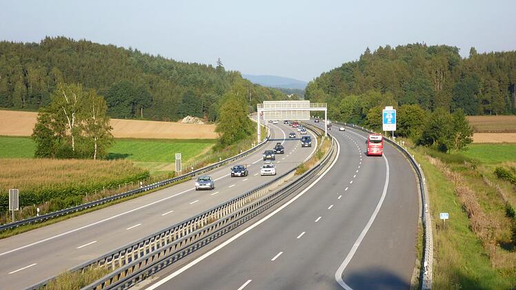 Eine filmreife Verfolgungsjagd lieferte sich ein Mann aus dem Landkreis Bamberg am Freitag mit der Polizei in Unterfranken. Auf der A3 begonnen, führte seine Flucht über 60 Kilometer lang durch den Kreis Würzburg. Am Ende stand ein Unfall. Foto: Rosa-Maria Rinkl / Wikimedia Commons