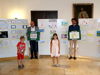 Bei der Preisverleihung des Malwettbewerbs "meine Welt nach Corona"(von links): Emilia Özalp (Siegerin Schulkinder), Benjamin Pohley (2. Preis Kindergartenkinder), Bürgermeister Michael Kastl, Amelie Kiesel (2. Preis Grundschulkinder), Kulturmanager Nikolas Zenzen und Clara Winnig (Siegerin Kindergartenkinder).  Foto: Dieter Britz
