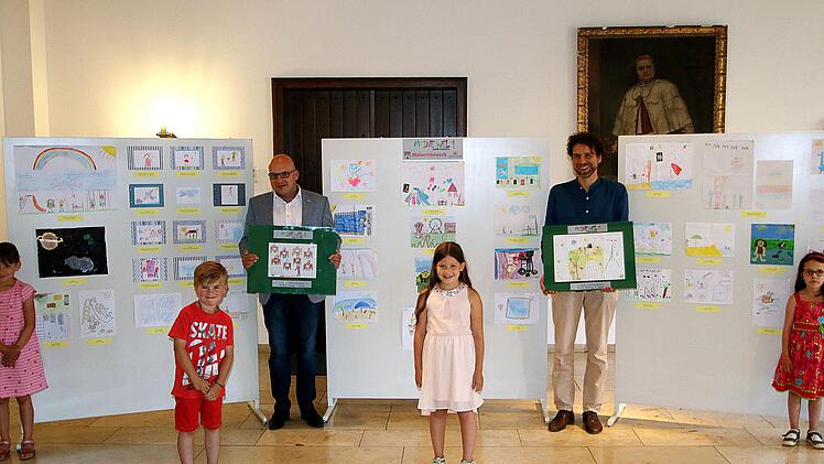 Bei der Preisverleihung des Malwettbewerbs "meine Welt nach Corona"(von links): Emilia Özalp (Siegerin Schulkinder), Benjamin Pohley (2. Preis Kindergartenkinder), Bürgermeister Michael Kastl, Amelie Kiesel (2. Preis Grundschulkinder), Kulturmanager Nikolas Zenzen und Clara Winnig (Siegerin Kindergartenkinder).  Foto: Dieter Britz