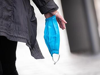 Im Landkreis Bad Kissingen ist die Sieben-Tage-Inzidenz über den Grenzwert von 50 Corona-Infizierten pro 100 000 Einwohner gestiegen und liegt jetzt bei 53,3. Ab Donnerstag, 0 Uhr, greifen verschärfte Beschränkungen. Foto: Mohssen Assanimoghaddam/dpa