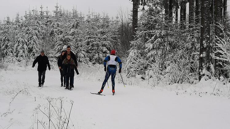 Was haben Wanderer auf der Loipe zu suchen? Situationen wie diese sind auf den Loipen am Roten Moor keine Ausnahme mehr.  Foto: Marion Eckert
