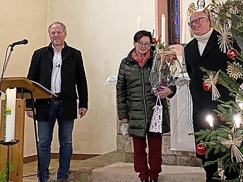 Kirchenvorstand Bernd Richter (links) und Pfarrer Stefan Berner w&uuml;rdigten die Verdienste der scheidenden Wannbacher Mesnerin Christine M&uuml;hlh&auml;u&szlig;er.