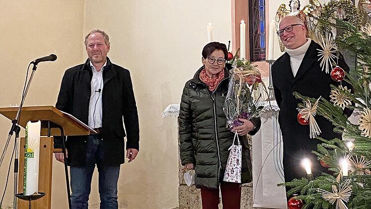 Kirchenvorstand Bernd Richter (links) und Pfarrer Stefan Berner w&uuml;rdigten die Verdienste der scheidenden Wannbacher Mesnerin Christine M&uuml;hlh&auml;u&szlig;er.