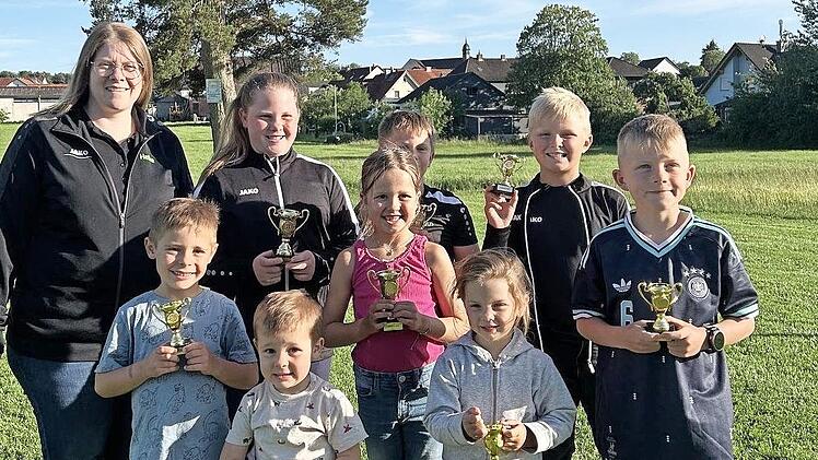 Vereinspokal 2026 beim Sch&uuml;tzenverein: Die Kids mit Jugendleiterin Heike Kohlhepp.