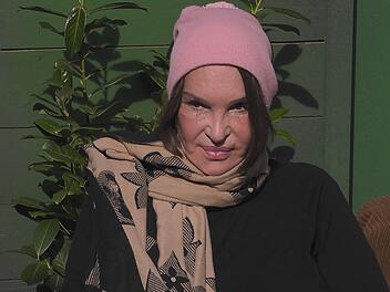 Anouschka Renzi spricht im "Promi Big Brother"-Garten &uuml;ber einen jahrelangen Verrat, der ihre Ehe und auch eine 30-j&auml;hrige Freundschaft zerst&ouml;rt habe.