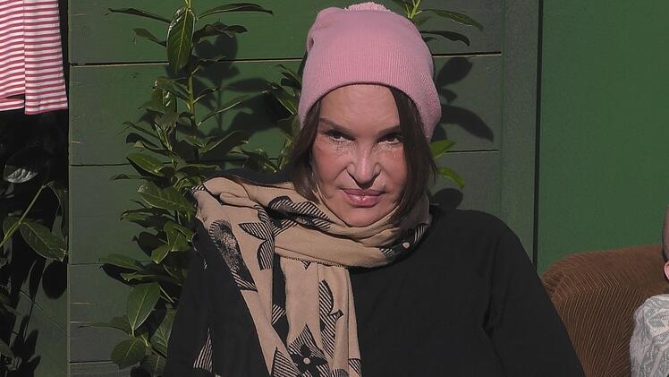 Anouschka Renzi spricht im "Promi Big Brother"-Garten &uuml;ber einen jahrelangen Verrat, der ihre Ehe und auch eine 30-j&auml;hrige Freundschaft zerst&ouml;rt habe.