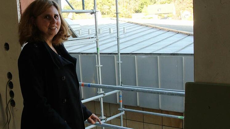 Birgit Braunschmidt steht an der Türe, die später einmal einen Fluchtweg öffnen soll: Hier wird die Fluchttreppe außen an den Neubau des Bettentraktes angebaut.