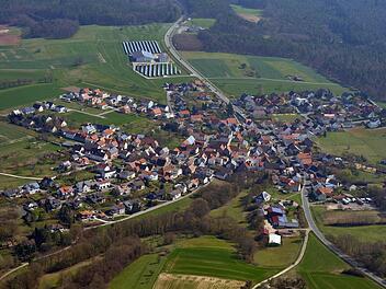 Irgendwo rechts auf der freien grünen Fläche würde eine Umgehung aus dem Wald führen und in die Staatsstraße (im oberen Bildbereich) - gegenüber dem Gewerbebetrieb (links neben der Staatsstraße) münden. Luftbild: Ronald Rinklef