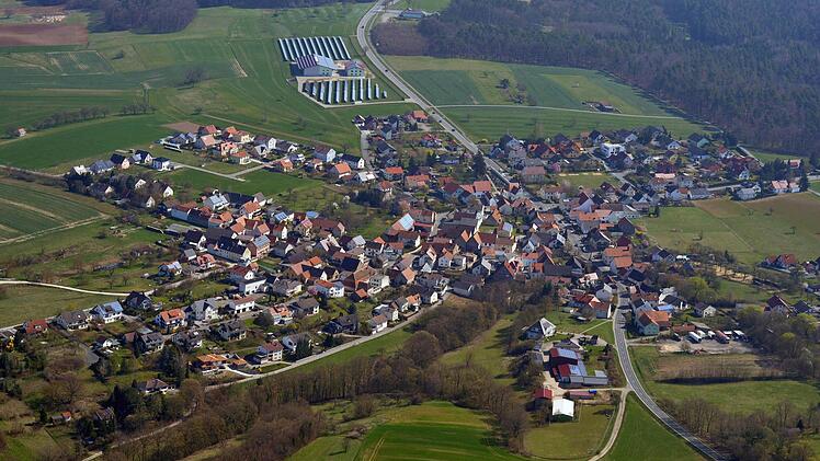 Irgendwo rechts auf der freien grünen Fläche würde eine Umgehung aus dem Wald führen und in die Staatsstraße (im oberen Bildbereich) - gegenüber dem Gewerbebetrieb (links neben der Staatsstraße) münden. Luftbild: Ronald Rinklef