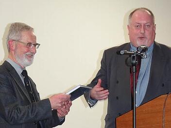 Diplom-Theologe Rudi Wagner (links) war Festredner bei der Geburtstagsfeier der Pfarreiengemeinschaft "Gemeinsam unterwegs". Rechts neben ihm: Pfarrer Rudolf Theiler
