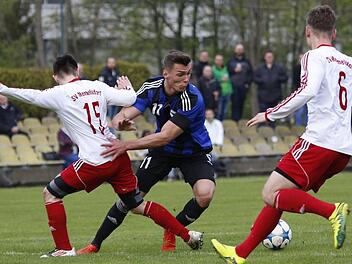Der Forchheimer David Mai (blau-schwarz) war einer der auffälligsten Spieler auf dem Platz und krönte seine Leistung mit dem 1:0. Foto: Sebastian Baumann