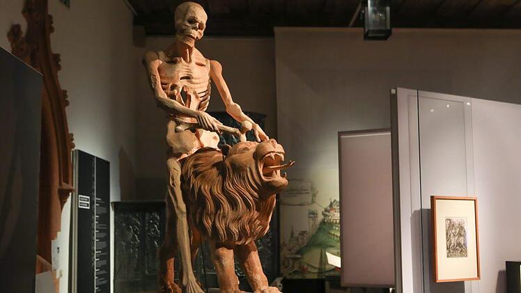 Der Tod auf dem Löwen wurde für die Ausstellung eigens gefertigt, nach einem Original-Fragment im Bayerischen Nationalmuseum. Foto: Barbara Herbst