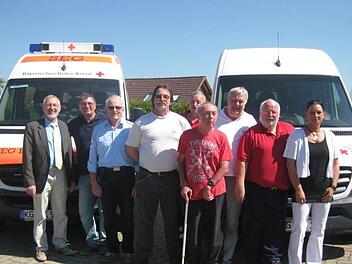 Bürgermeister Waldemar Bug (von links) mit Fahrer Norbert Kossorz (Bereitschaft Fuchstadt), Werner Vieres (Bereitschaft Bad Brückenau), Thomas Fella (Bereitschaft Bad Kissingen), Alfred Würll (Patientenfahrdienst BRK), Berthold Markard, Leo Meder (Bereitschaft Bad Kissingen), Roland Heilmann (Bereitschaft Bad Kissingen) und Marion Kriener (Leitung Behindertenarbeit).  Foto: Jürgen Gärtner
