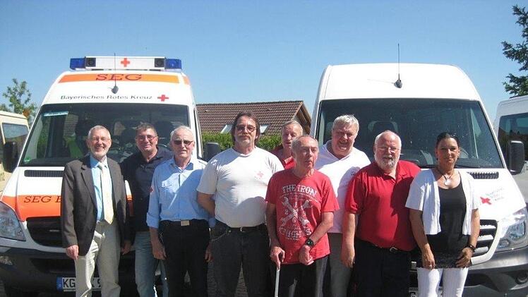 Bürgermeister Waldemar Bug (von links) mit Fahrer Norbert Kossorz (Bereitschaft Fuchstadt), Werner Vieres (Bereitschaft Bad Brückenau), Thomas Fella (Bereitschaft Bad Kissingen), Alfred Würll (Patientenfahrdienst BRK), Berthold Markard, Leo Meder (Bereitschaft Bad Kissingen), Roland Heilmann (Bereitschaft Bad Kissingen) und Marion Kriener (Leitung Behindertenarbeit).  Foto: Jürgen Gärtner