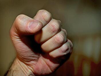 In der Fußgängerzone in Bayreuth ist am Samstagnachmittag gegen 16.20 Uhr ein 36-Jähriger vor einem Eiskaffee ausgetickt. Symbolfoto: Karl-Josef Hildenbrand/dpa