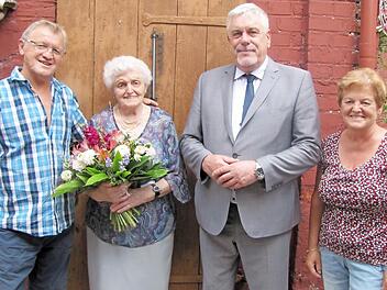 Oberbürgermeister Norbert Tessmer gratuliert Marianne Kühn-Geiger zum 90. Geburtstag. Mit ihr freuen sich ihr Sohn Horst Geiger (links) und Tochter Marianne Bietz (rechts).  Foto: Martin Koch
