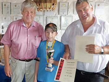 Stolz hält Justin Quindt den Siegespokal der 37. Schülerolympiade des TSV Himmelkron in Händen. Mit im Bild Organisator Erwin Tischer (links) und Bürgermeister Gerhard Schneider (rechts). Foto: Klaus-Peter Wulf