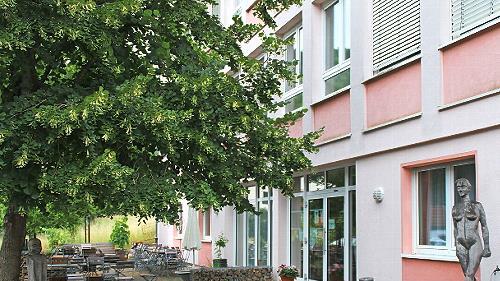 Für das Haus Erlebenskunst soll eine dauerhafte Schankerlaubnis beantragt werden, zuvor sind neue Pläne nötig.
