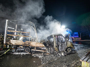 A70 im Kreis Haßberge: Fahrer (19) bemerkte Ruckeln - Transporter geht in Flammen auf