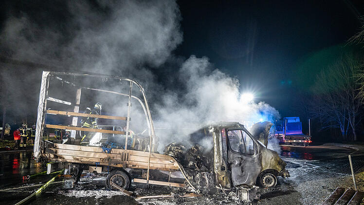 A70 im Kreis Haßberge: Fahrer (19) bemerkte Ruckeln - Transporter geht in Flammen auf
